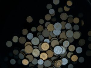 Monedele românești și euro cad într-o mare neagră.